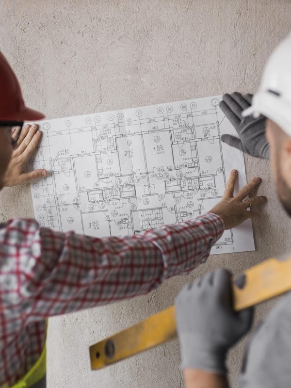 hombres-de-primer-plano-mirando-plan